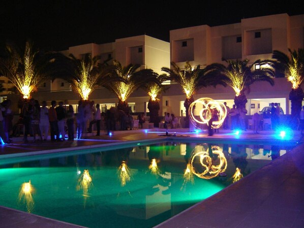 Outdoor pool, pool umbrellas, sun loungers - L' Eros Hotel (Ayia Napa)