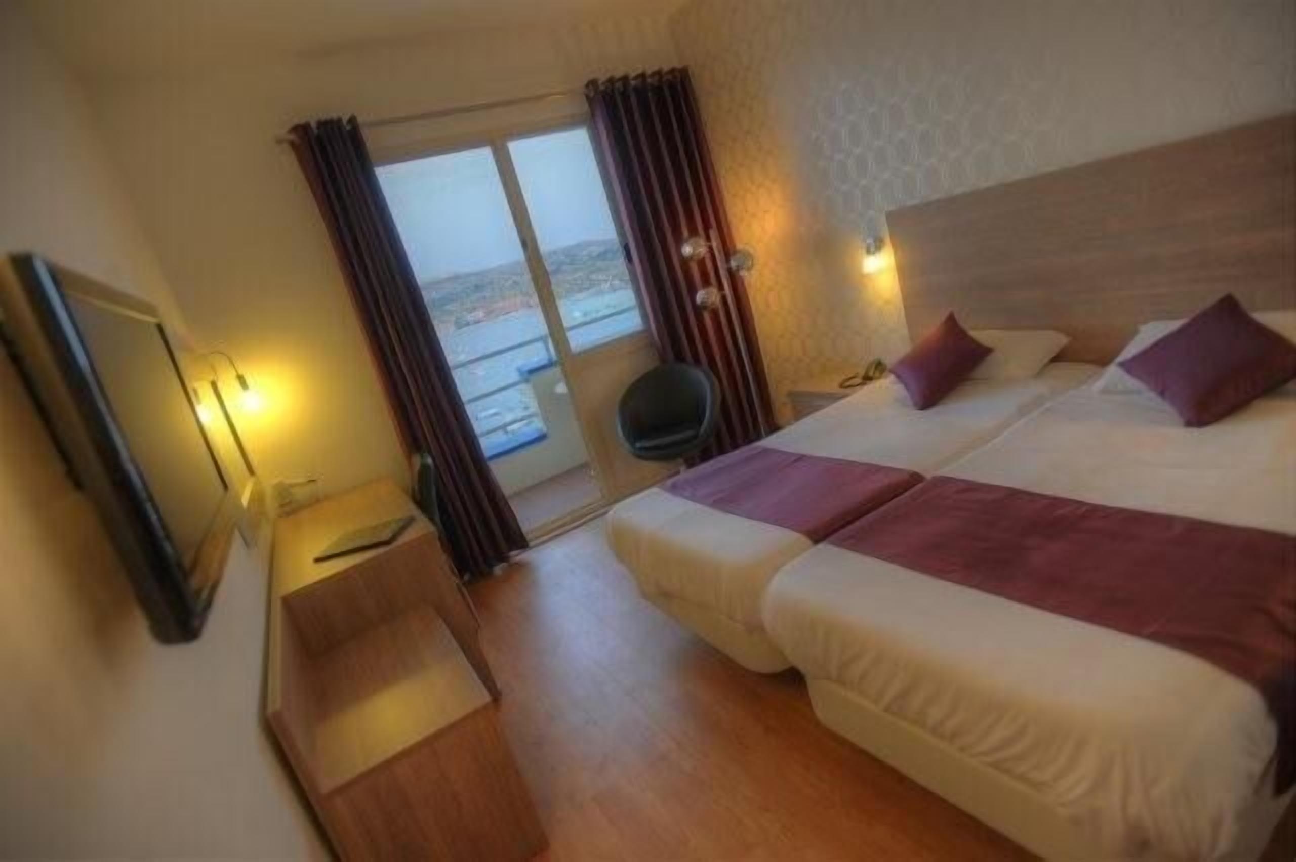 Frigobar, cofres nos quartos, escrivaninha, Wi-Fi de cortesia