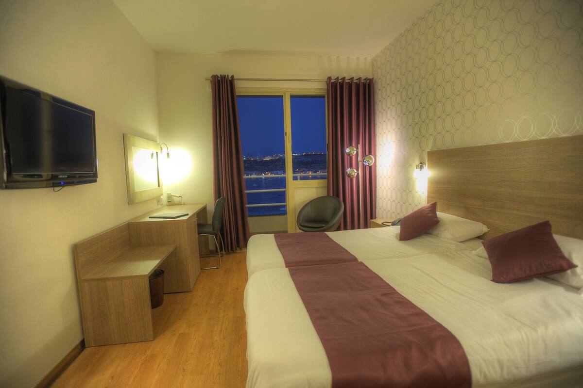 Minibar, in-room safe, desk, free WiFi