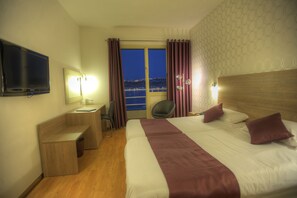 Minibar, Zimmersafe, Schreibtisch, kostenloses WLAN