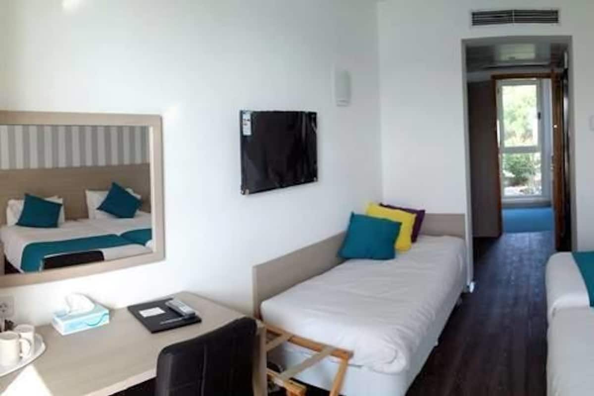 Habitación estándar con 2 camas individuales, vista al mar, frente al mar | Minibar, caja de seguridad en la habitación, escritorio y wifi gratis