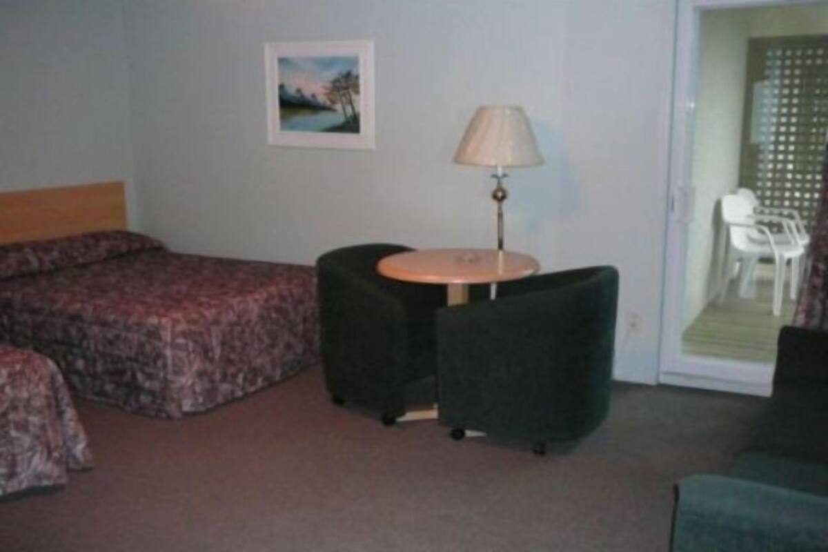 Doppelzimmer, 2 Doppelbetten, Balkon | Schreibtisch, kostenloses WLAN, Bettwäsche