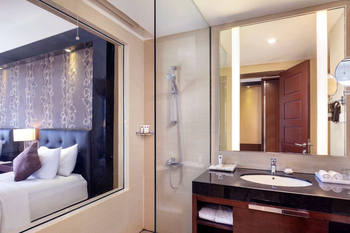 Quarto executivo, 2 camas de solteiro | Cofres nos quartos, cortinas blackout
