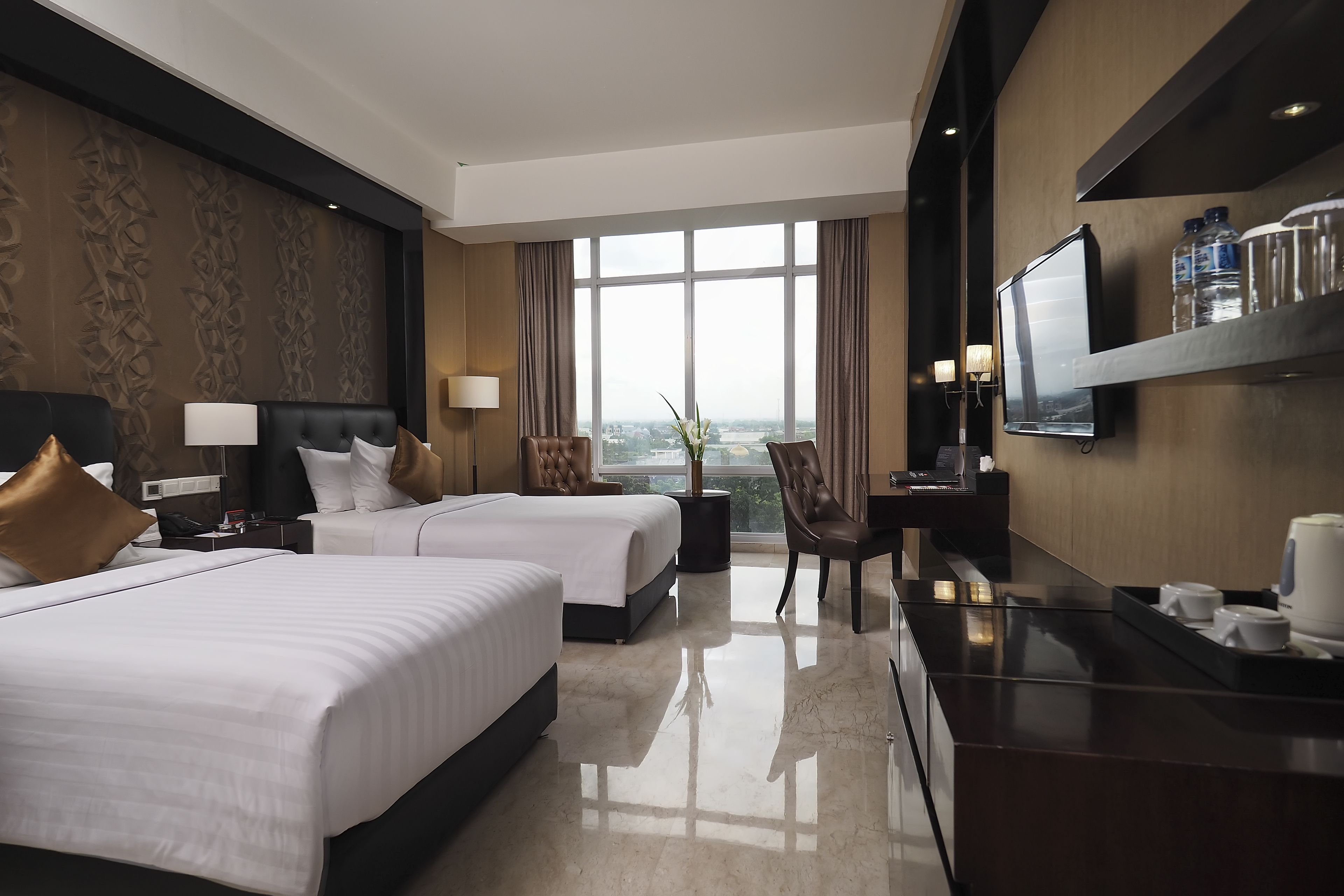 Brankas, tirai kedap cahaya, dan tempat tidur lipat/tambahan