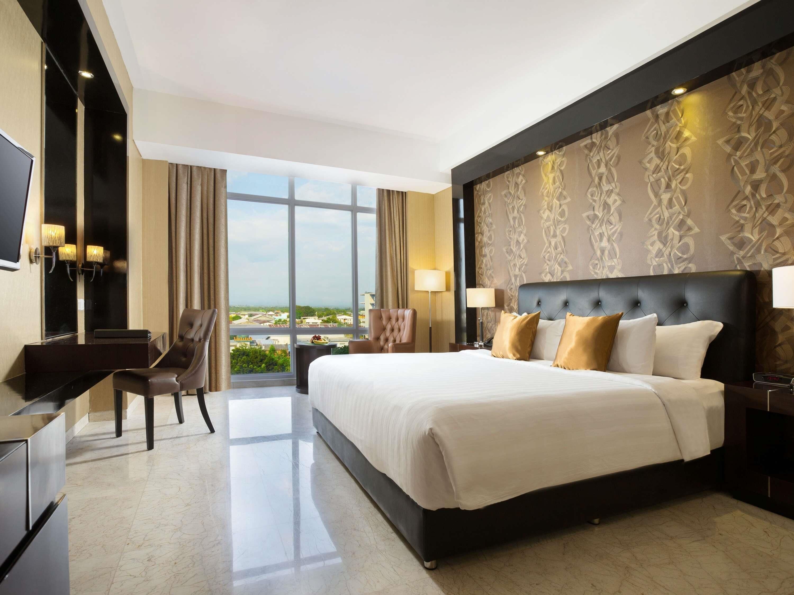 Executive Room, 1 King Bed | In-room safe, blackout drapes, rollaway beds, free WiFi