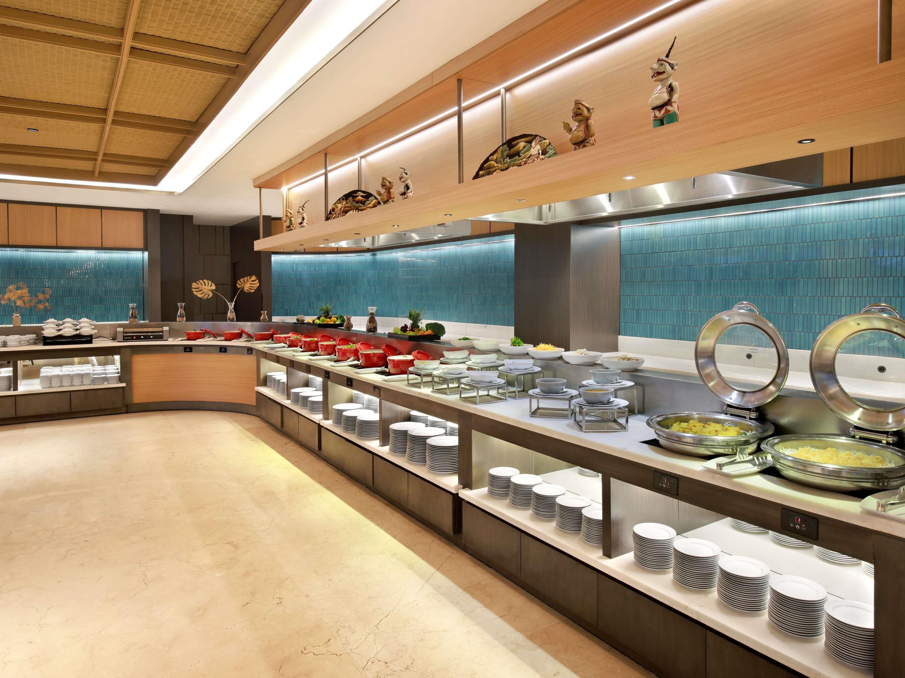 Una mesa de buffet con diferentes alimentos y utensilios.