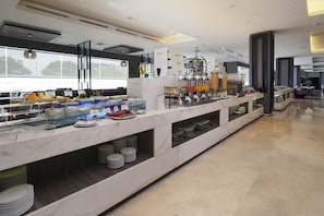 Dagelijks ontbijtbuffet (IDR 135000 per persoon)
