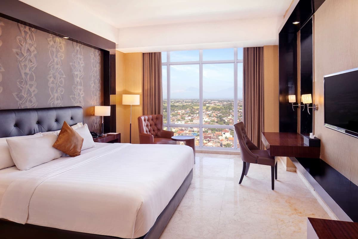 Quarto superior, 1 cama King | Cofres nos quartos, cortinas blackout
