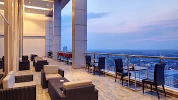 2 bares/lounges, bar ao lado da piscina