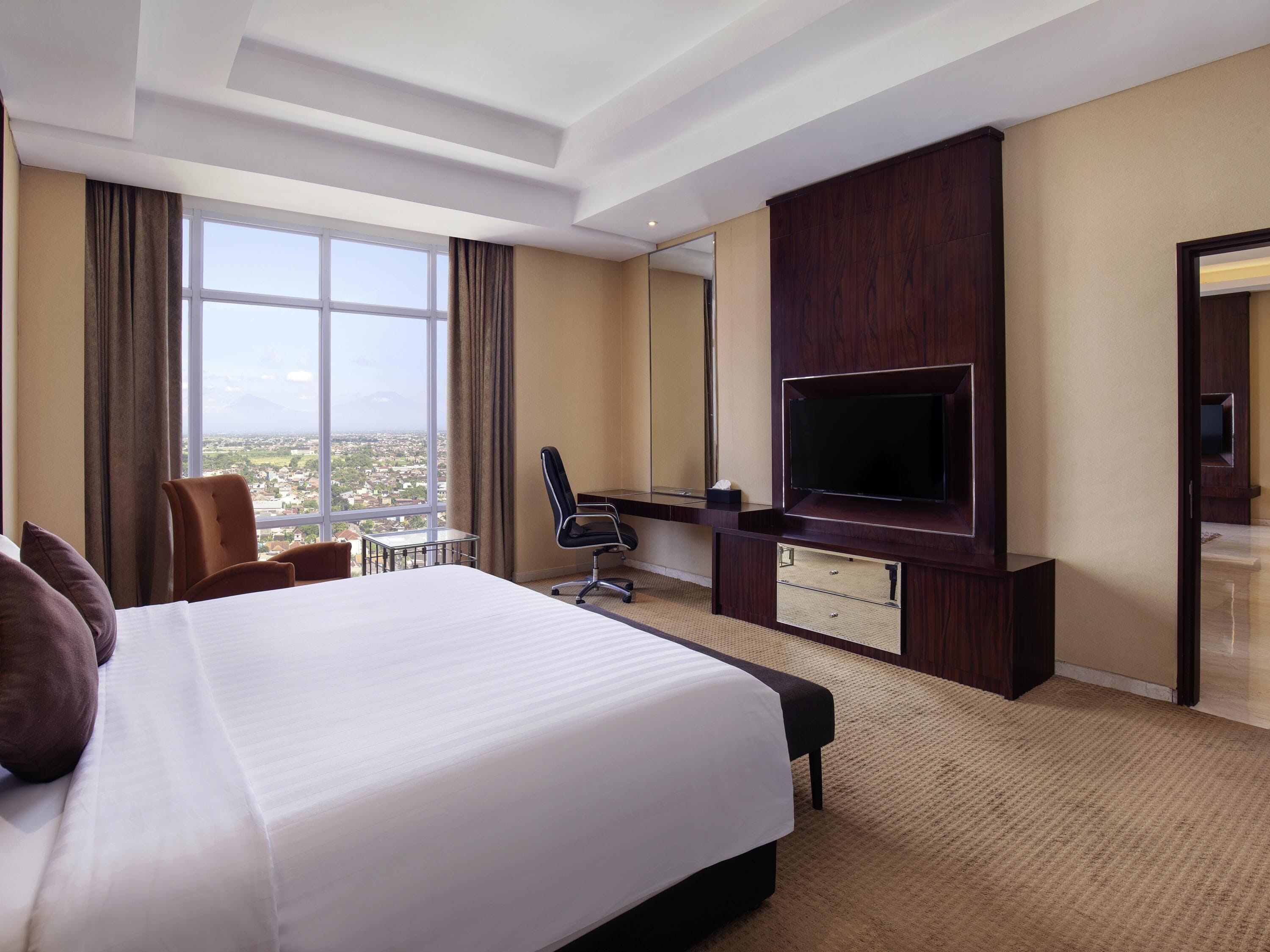 Executive Room, 1 King Bed | In-room safe, blackout drapes, rollaway beds, free WiFi