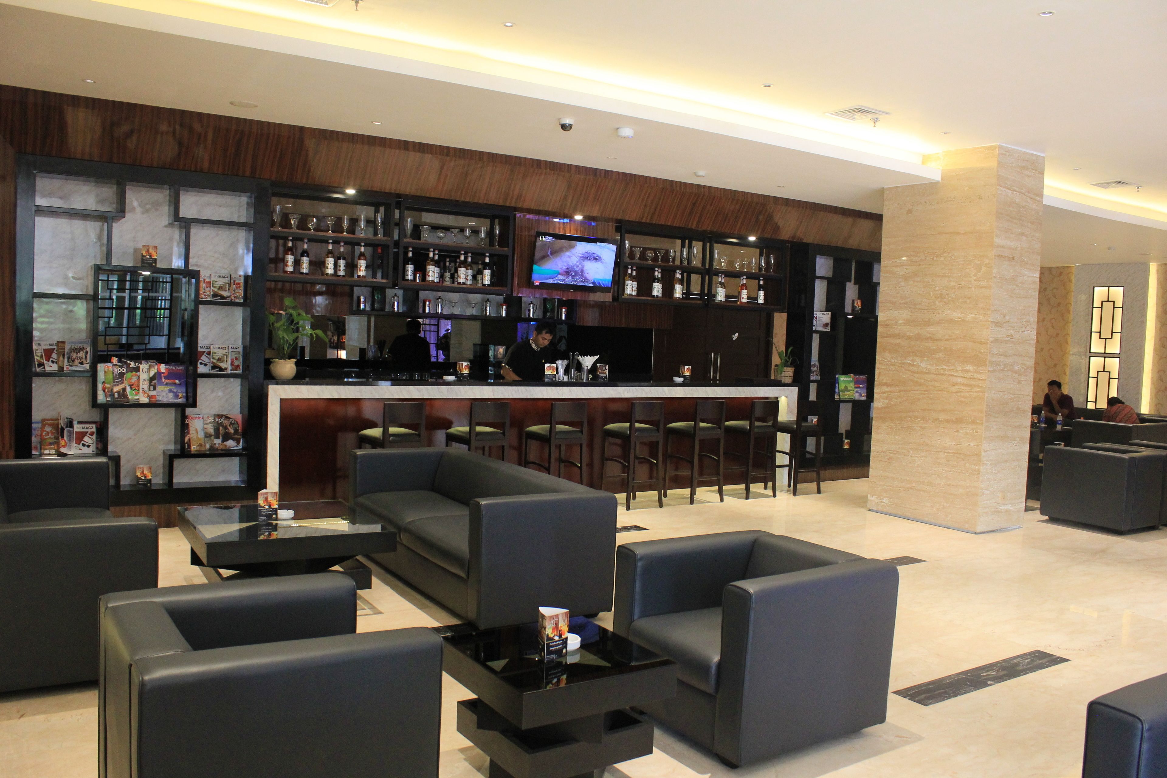 2 bars/lounges, poolside bar