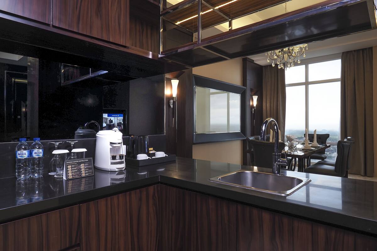 fridge, coffee/tea maker, electric kettle