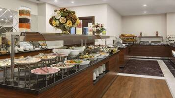 Desayuno buffet diario (TRY 800 por persona)