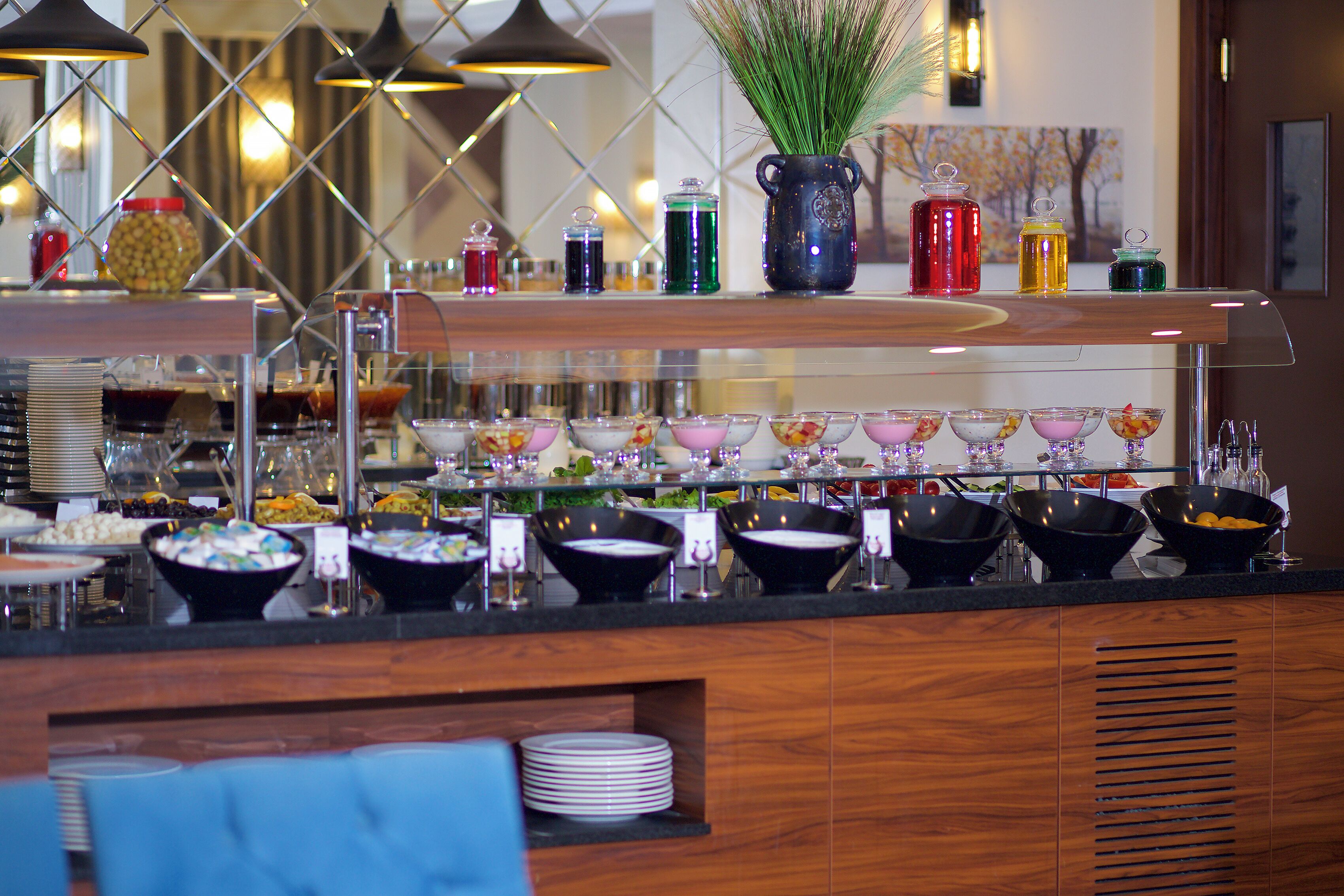 Un espace buffet proposant une variété de plats et de boissons en libre-service.