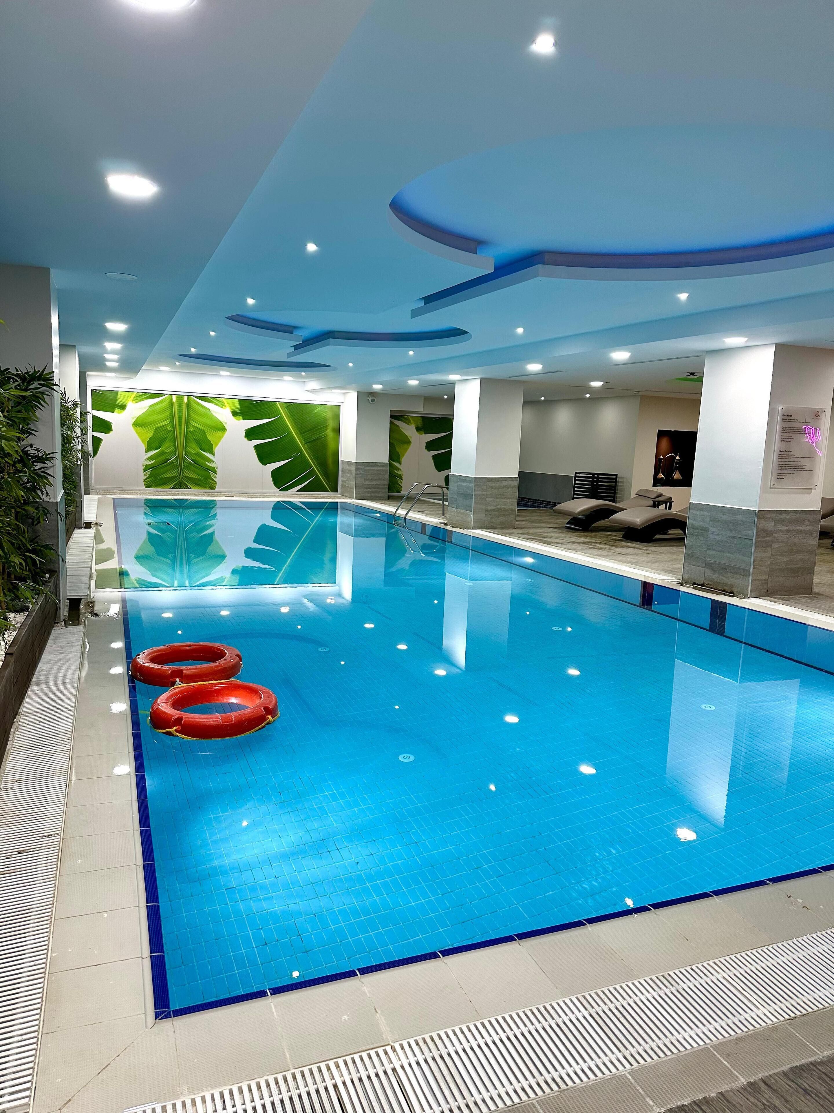 Indoor pool, pool loungers