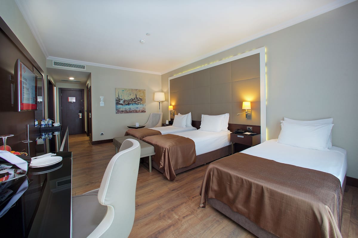 Kamar Deluks, 3 Tempat Tidur Twin, Bebas Asap Rokok | Seprai premium, selimut bulu angsa, minibar, dan brankas
