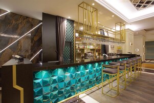 Bar (trong khuôn viên)