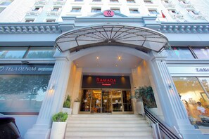 واجهة المنشأة - في المساء/الليل