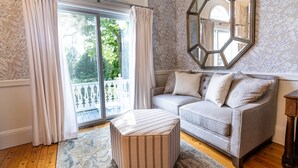Kamar Premium, 1 Tempat Tidur King, balkon, pemandangan kebun | Area keluarga