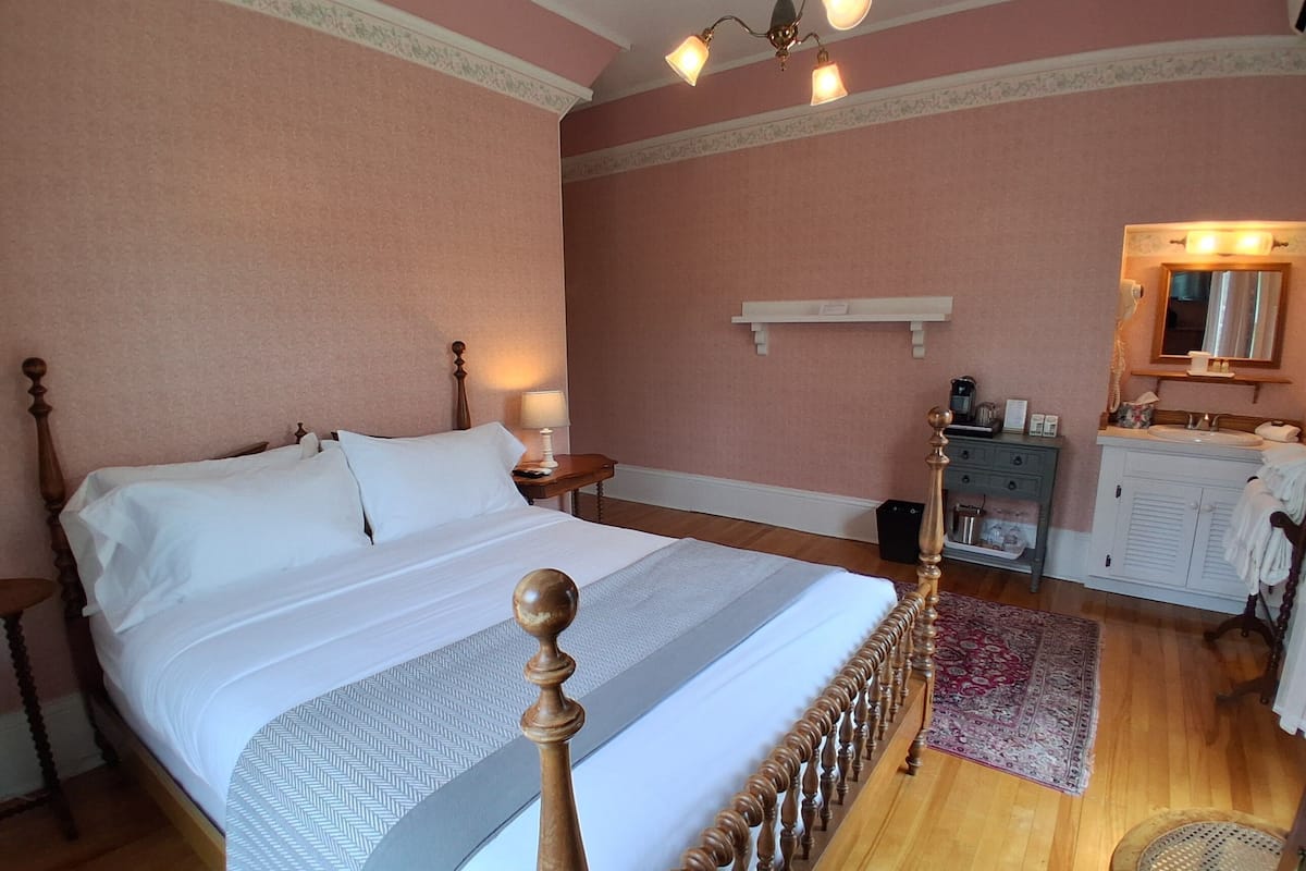 Standard Room, 1 Queen Bed, Shared Bathroom, Garden View