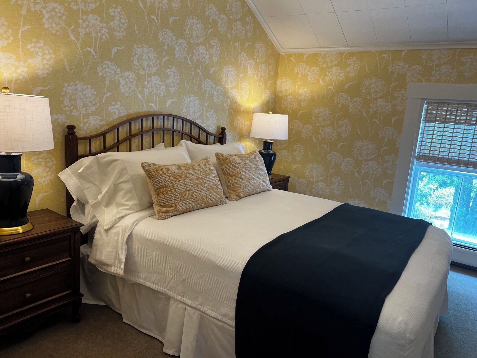 Premium Suite - Kitchen - Garden View | Premium bedding, individually decorated, individually furnished