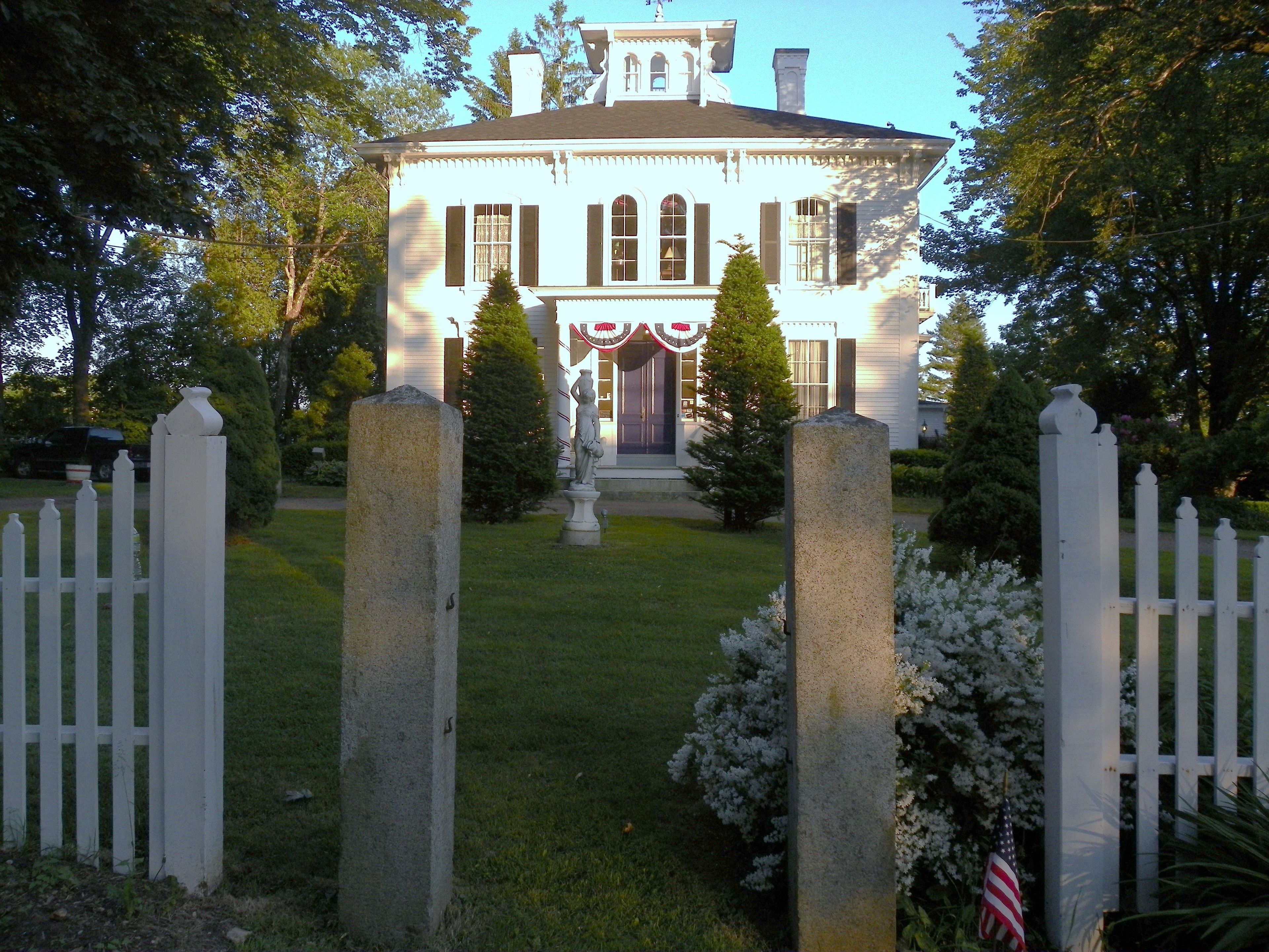 Vista frontal de la propiedad