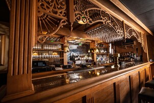 Lunch and dinner served, American cuisine