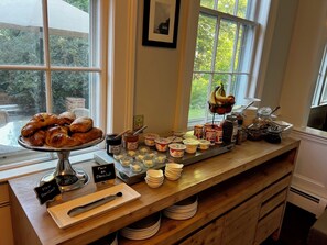 Breakfast buffet - Homeport Inn and Tavern (Searsport)