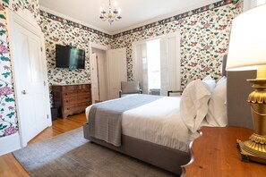 أغطية فراش متميزة ومكواة/لوح كي وملاءات أسرّة