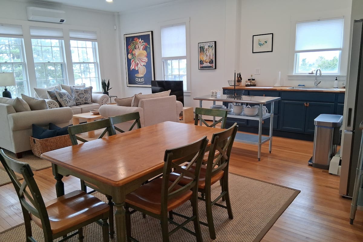 Luxury Apartment, 2 Bedrooms, Refrigerator & Microwave, Partial Ocean View | Living area