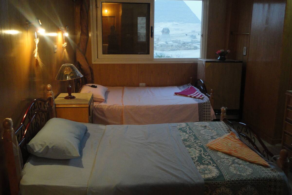 Premium bedding, minibar (free items), desk, soundproofing