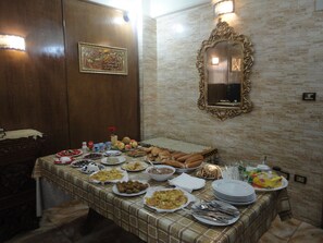 Free daily continental breakfast  - Sphinx Guest House (Giza)