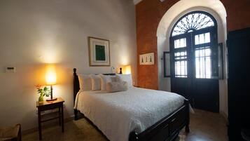 Kamar Double Standar (La Farola) | Seprai antialergi, brankas, dan didekorasi berbeda-beda