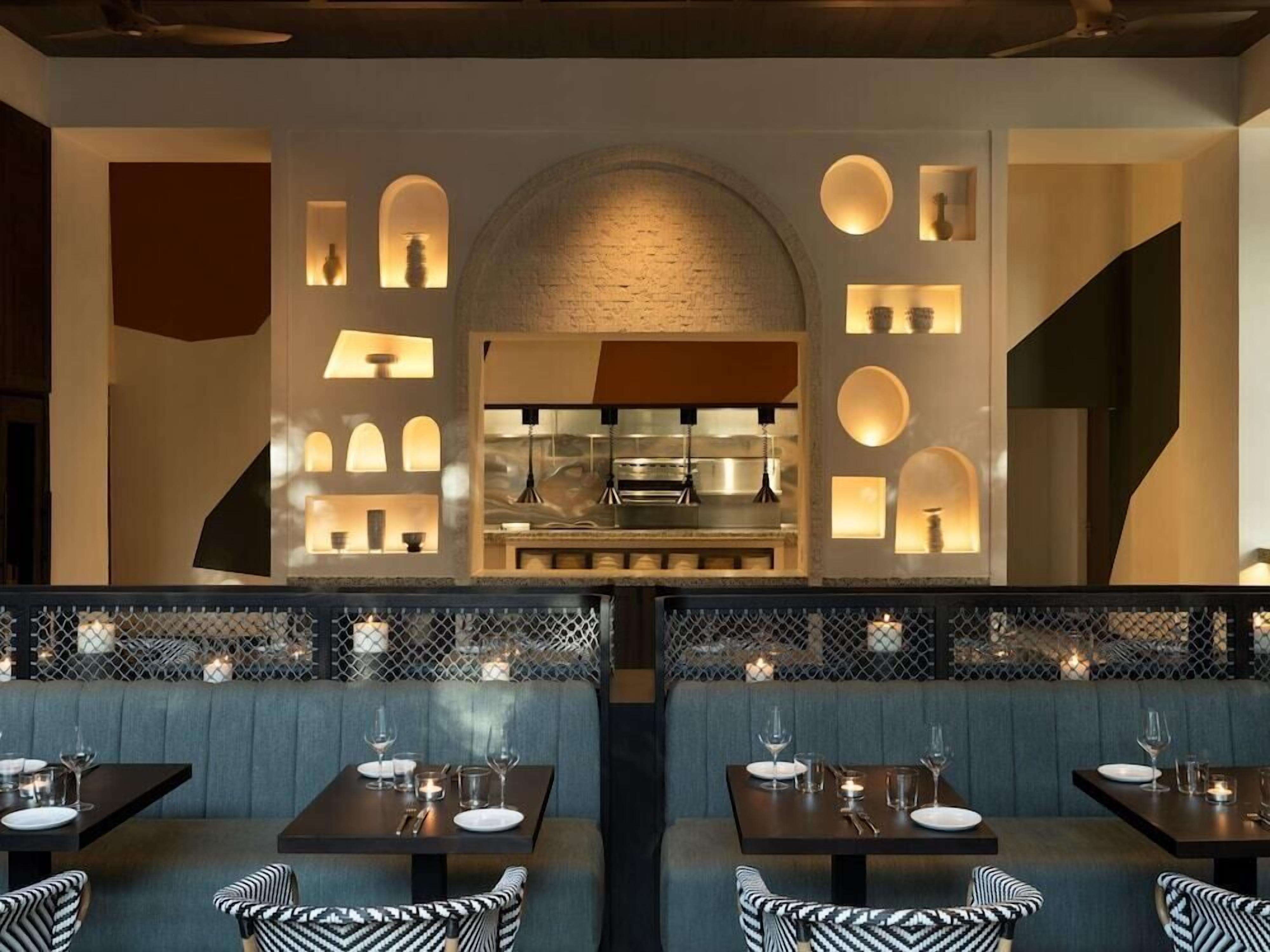 Se sirven desayunos y cocina internacional (con vistas a la playa) 