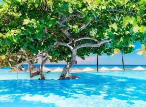 Outdoor pool, pool umbrellas, pool loungers - Grand Roatan Caribbean Resort (Roatan)