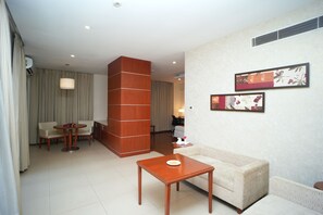 Suite Eksekutif | Brankas, meja kerja, ruang kerja ramah laptop, dan kedap suara