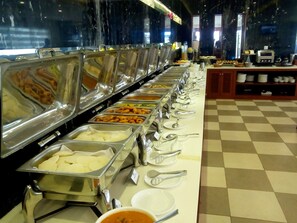 Desayuno buffet diario (INR 350 por persona)