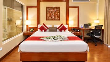 Executive Suite | In-room safe, desk, laptop workspace, soundproofing