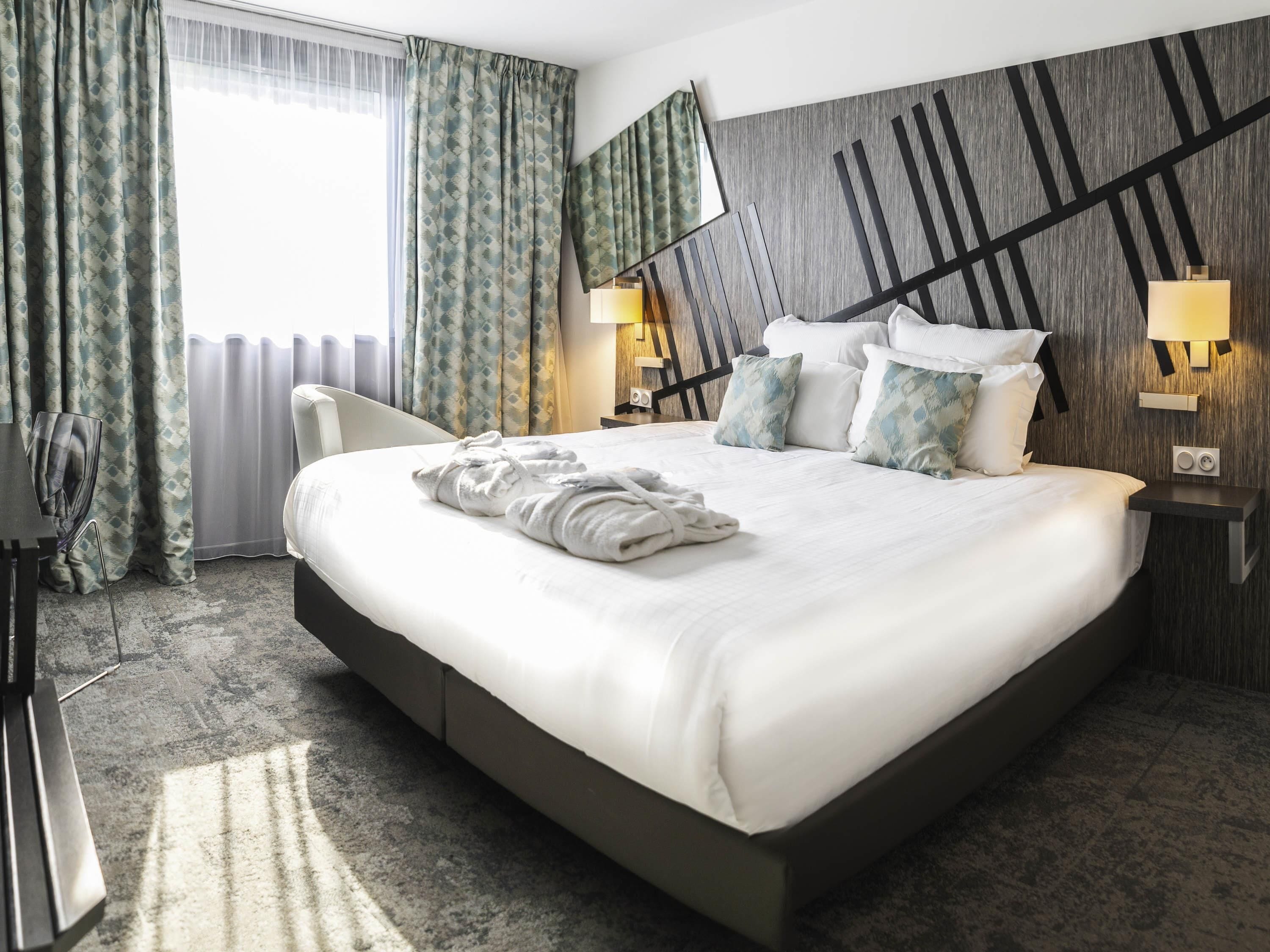 Premium bedding, in-room safe, individually decorated