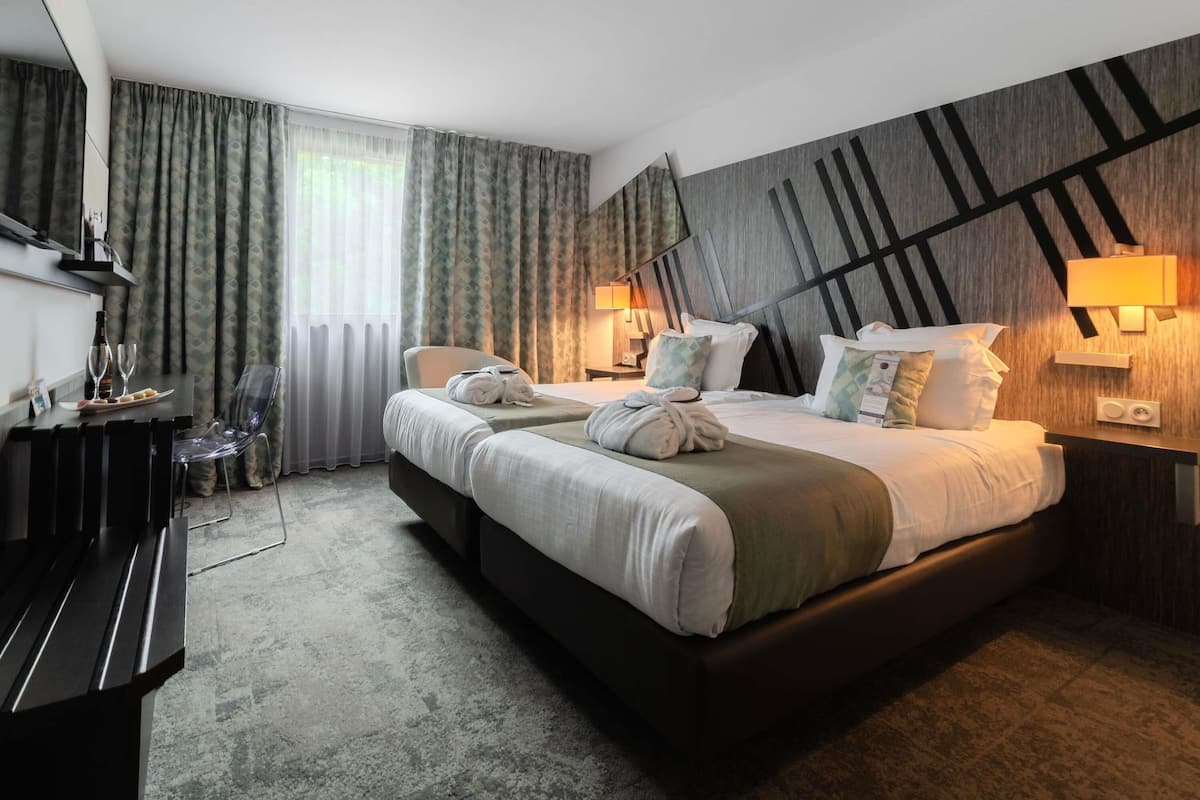 Chambre supérieure, 2 lits jumeaux | Literie de qualité, coffre-fort, décor unique, ameublement unique