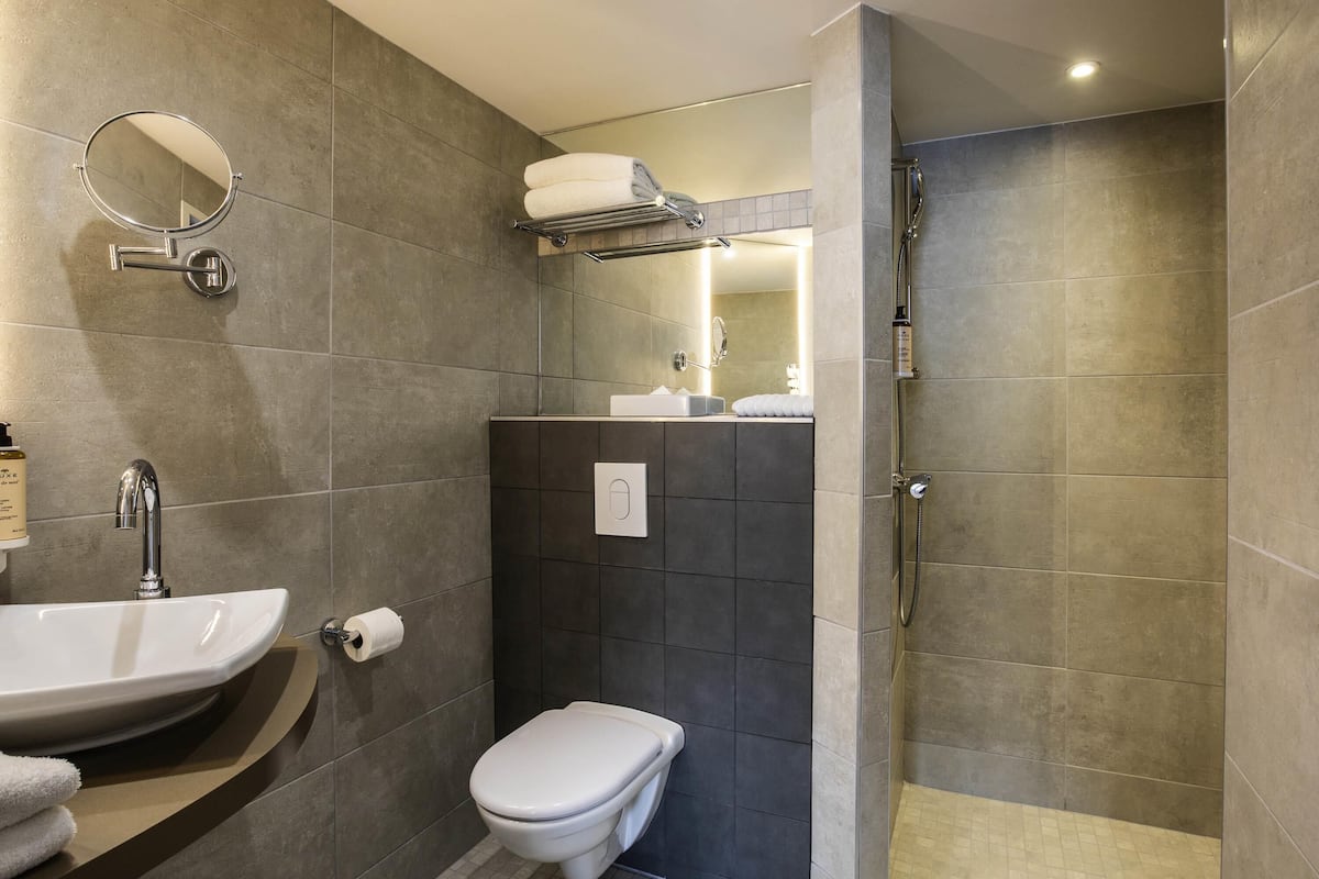 Premium bedding, in-room safe, individually decorated