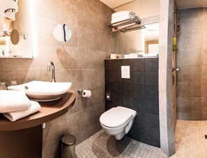 Regadera, amenidades de baño ecológicas, secadora de cabello, toallas