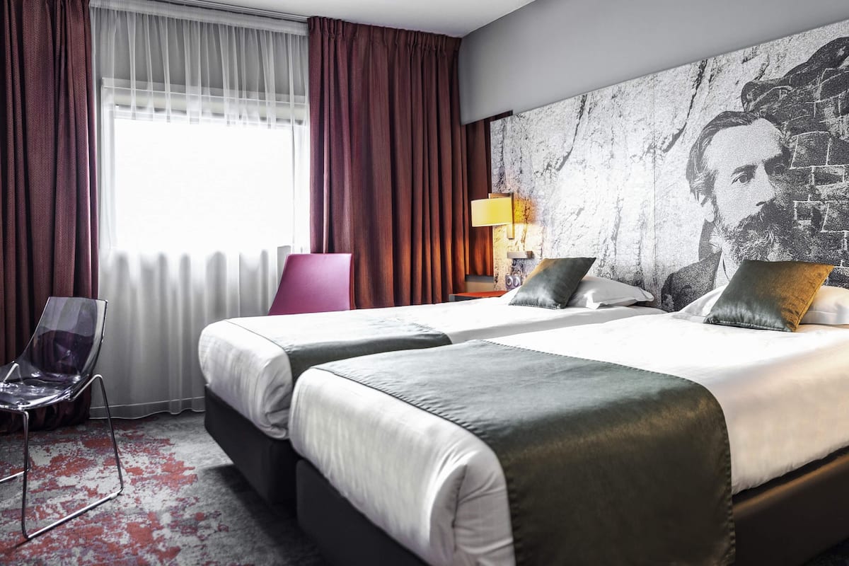 Premium bedding, in-room safe, individually decorated