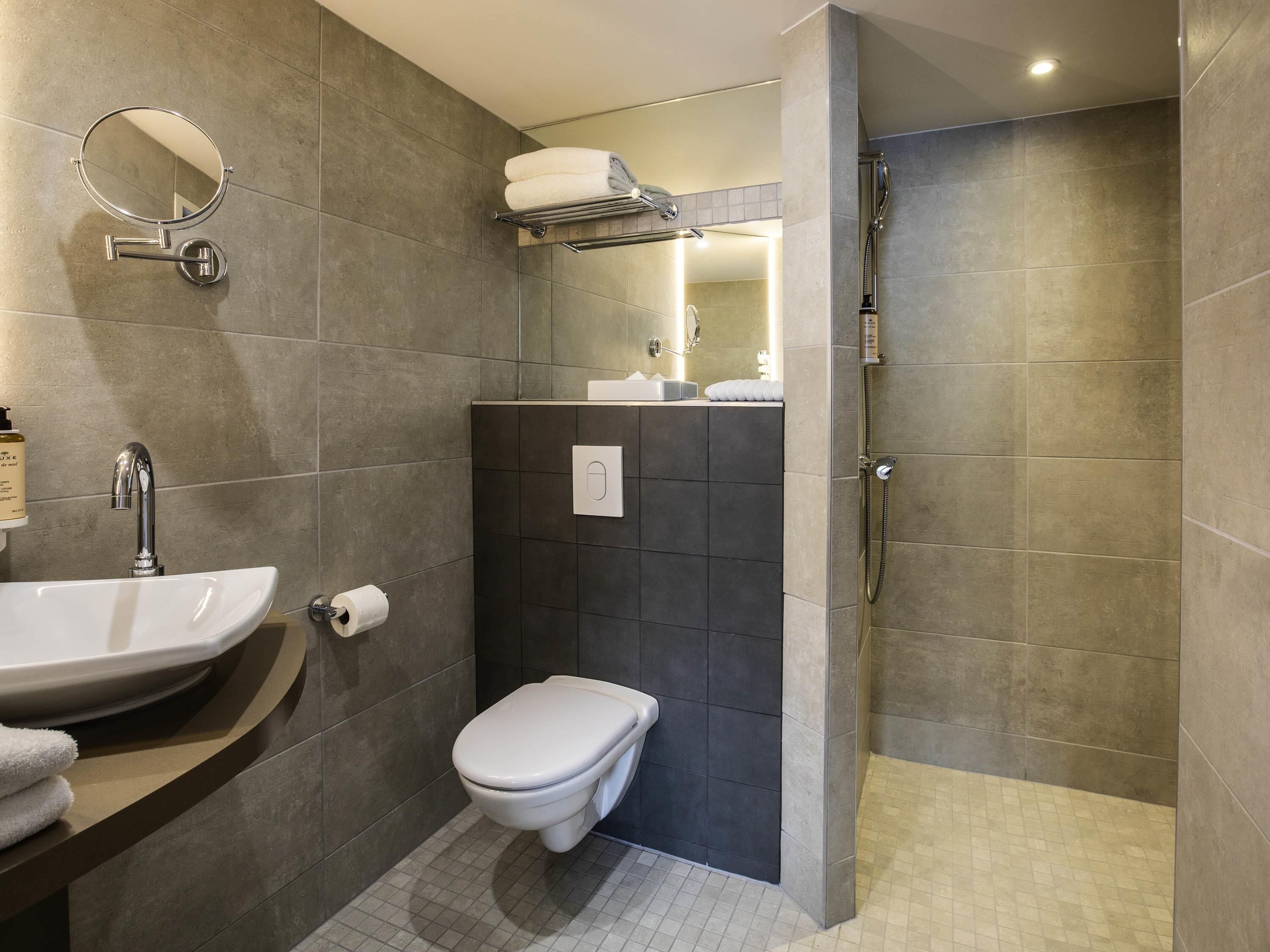 Ropa de cama de alta calidad y caja de seguridad en la habitación 