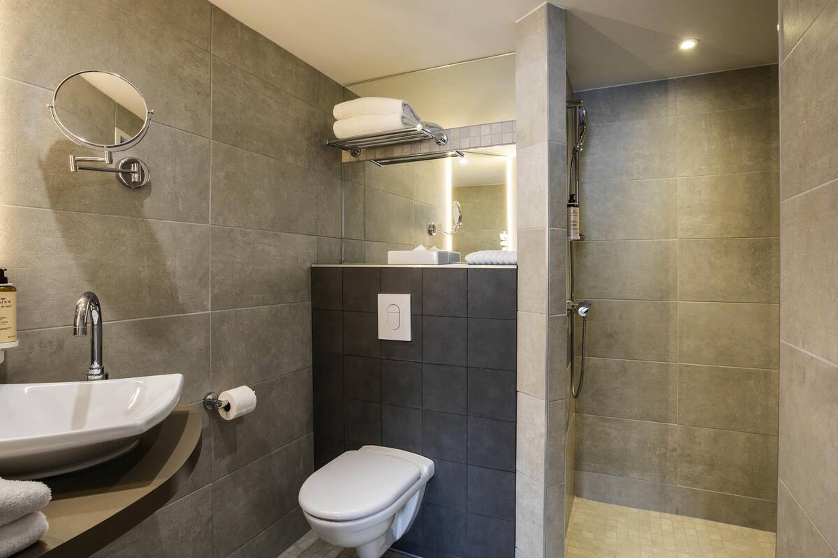 Premium bedding, in-room safe, individually decorated