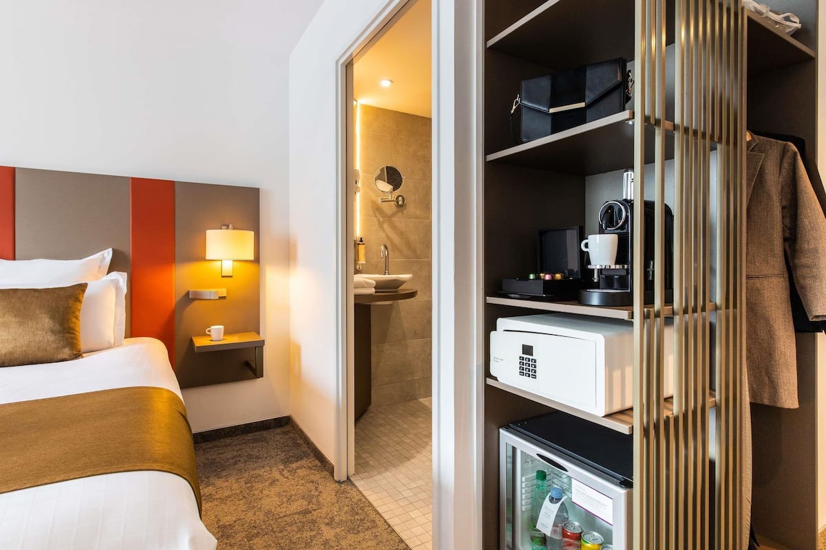 Premium bedding, in-room safe, individually decorated