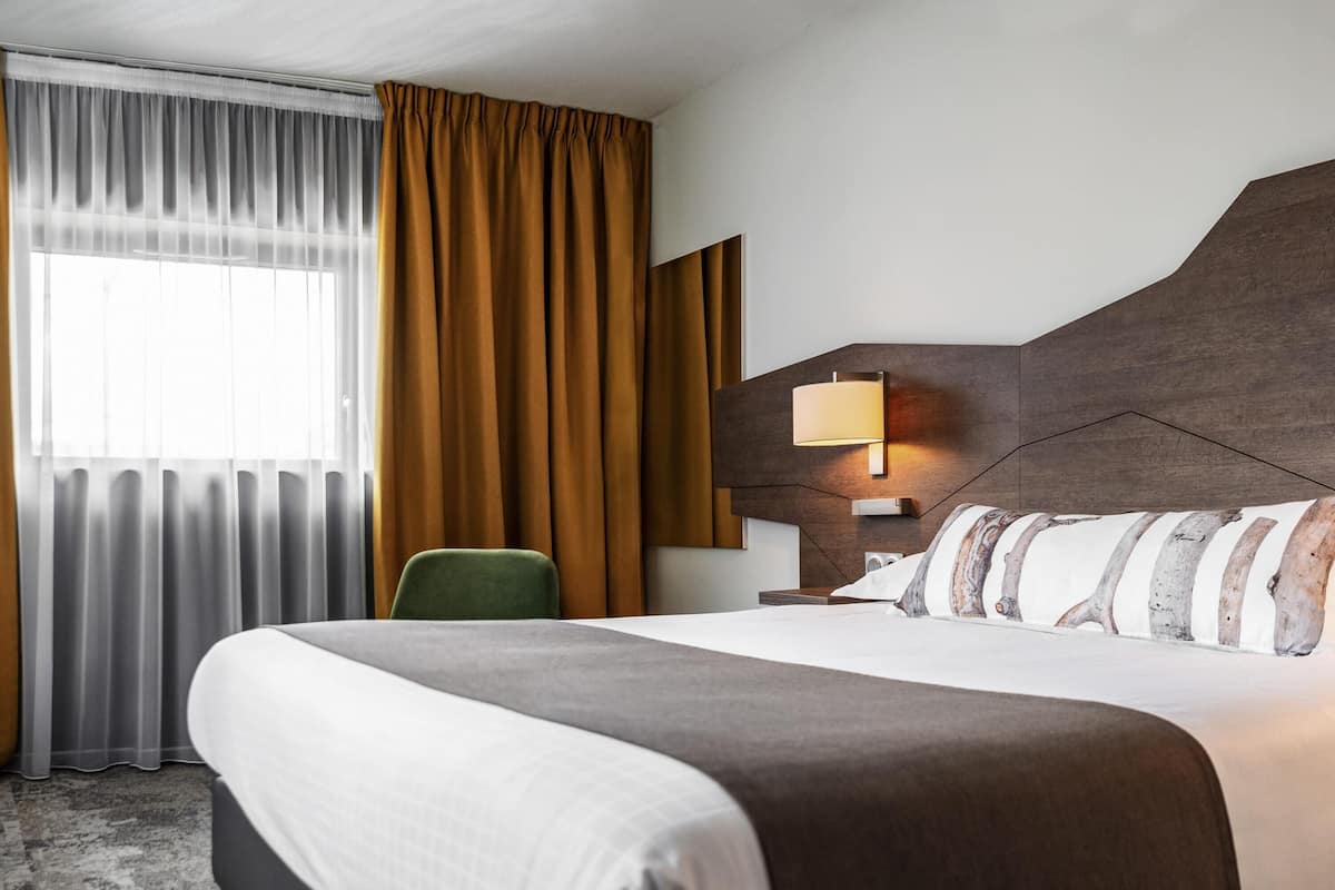 Premium bedding, in-room safe, individually decorated