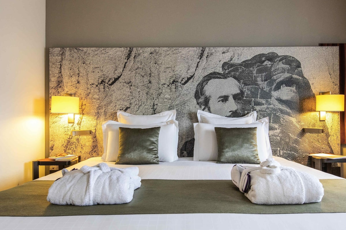 Premium bedding, in-room safe, individually decorated