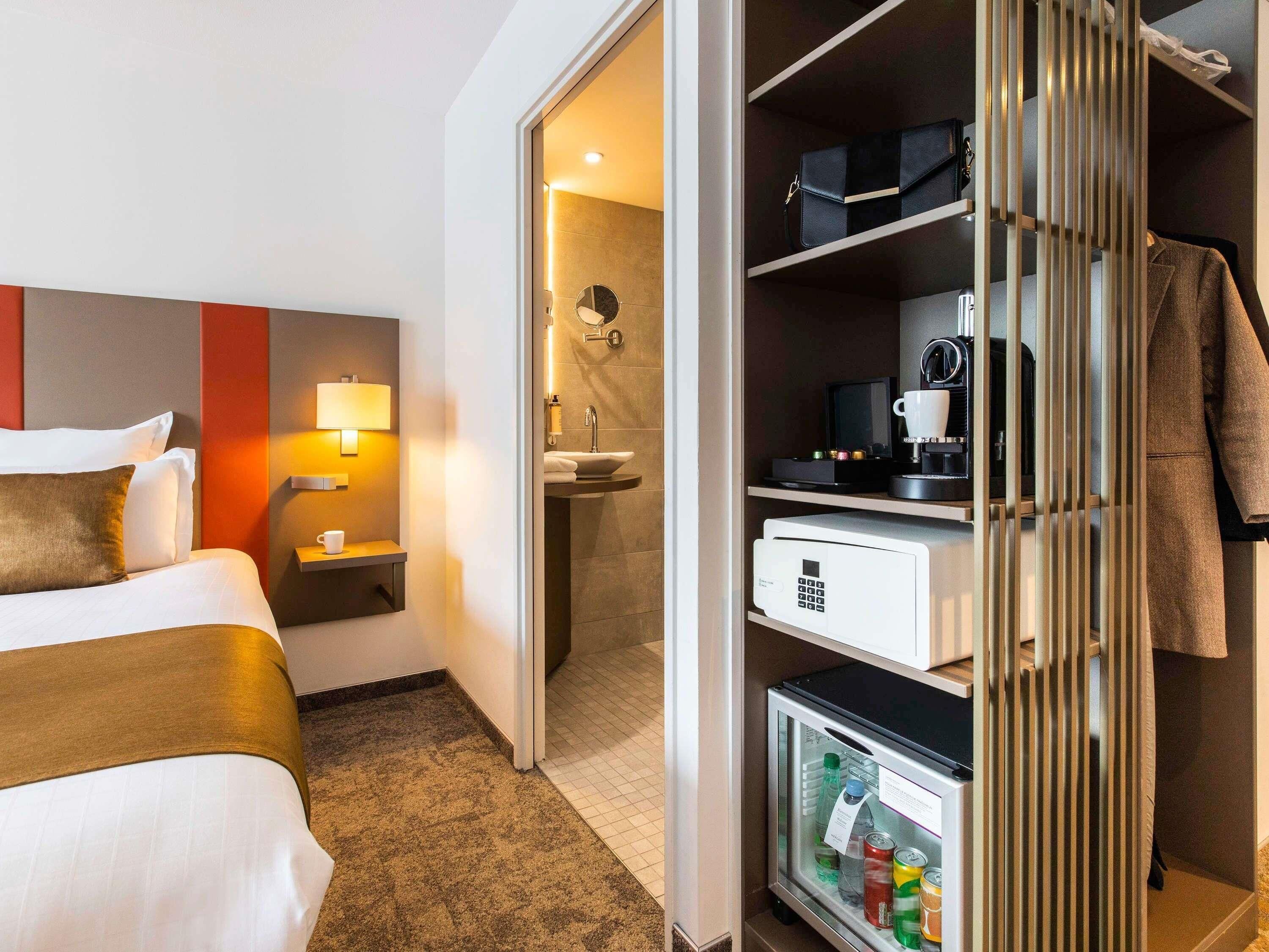 Premium bedding, in-room safe, individually decorated