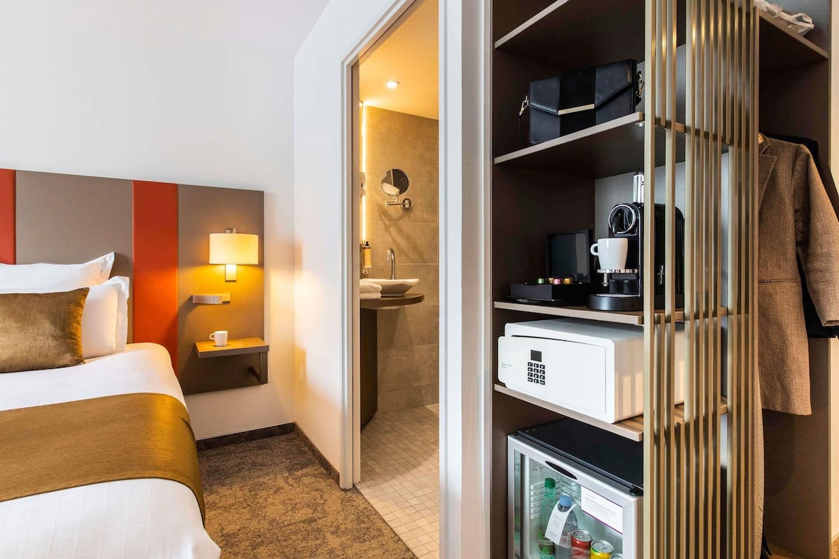 Premium bedding, in-room safe, individually decorated